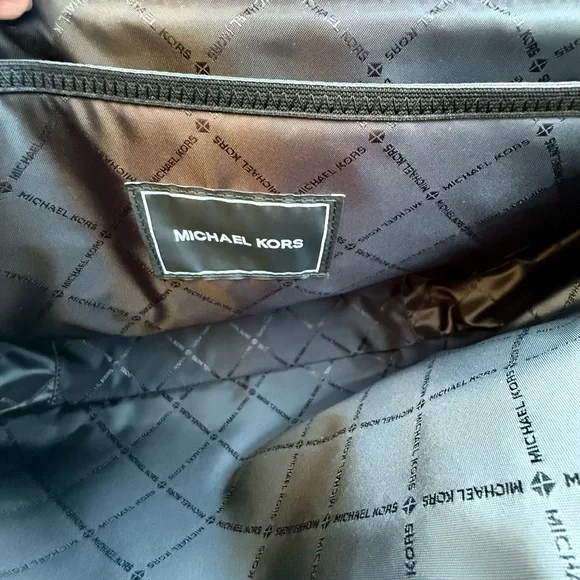 NWT Michael Kors Quilted Interior Leather Messenger Bag with Black Accents - Picture 8 of 15